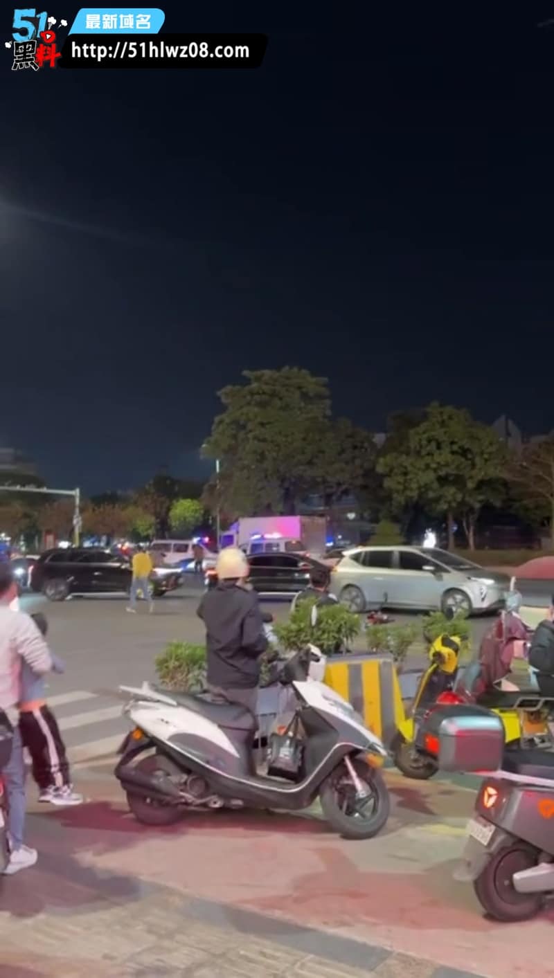 中山万民汇货车闯卡视频流出丨司机被抓状态诡异多人受伤 货车司机被抓