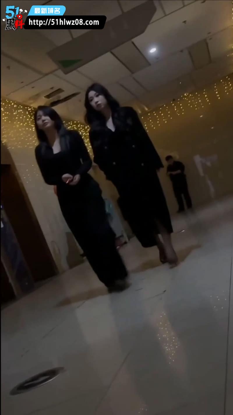 酒吧黑丝女神偷拍实录，高跟鞋一路尾随进厕所细节太绝