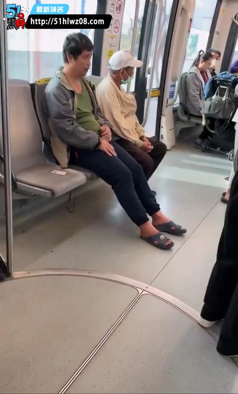 高雄地铁变态男实录流出丨当众掏出撸管盯着女乘客看太离谱 台湾爆料
