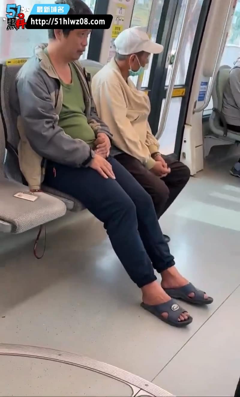 高雄地铁变态男实录流出丨当众掏出撸管盯着女乘客看太离谱 公共场合露阴