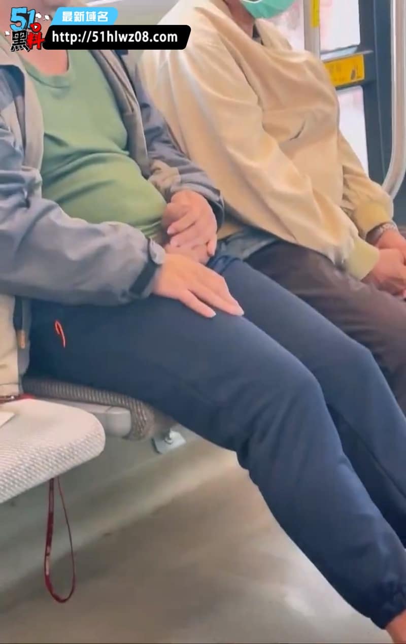 高雄地铁变态男实录流出丨当众掏出撸管盯着女乘客看太离谱 高雄地铁视频