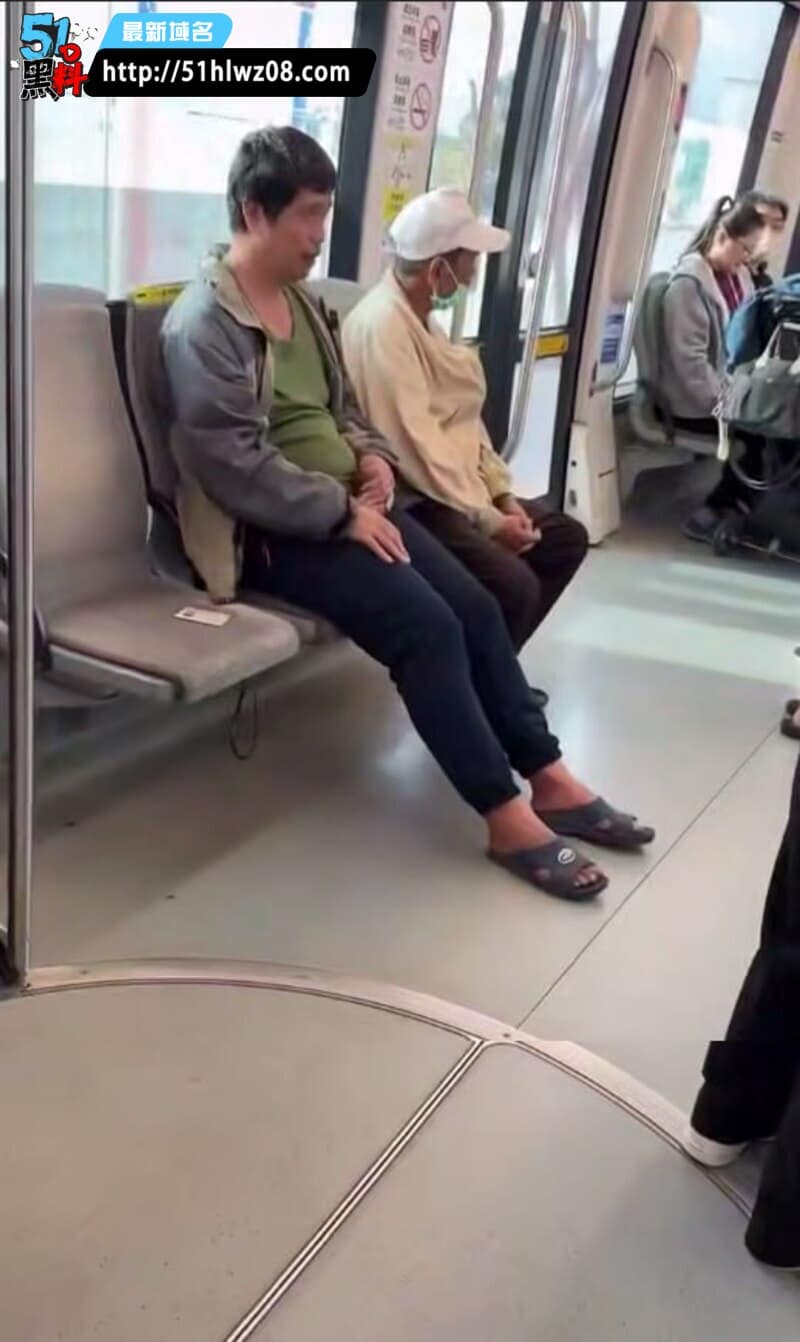 高雄地铁变态男实录流出丨当众掏出撸管盯着女乘客看太离谱 奇闻