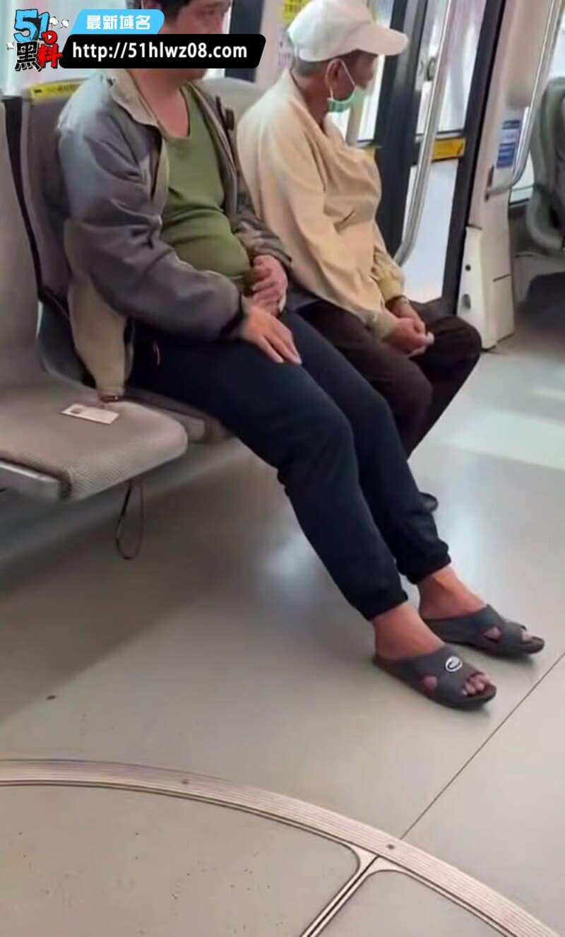 高雄地铁变态男实录流出丨当众掏出撸管盯着女乘客看太离谱 猎奇
