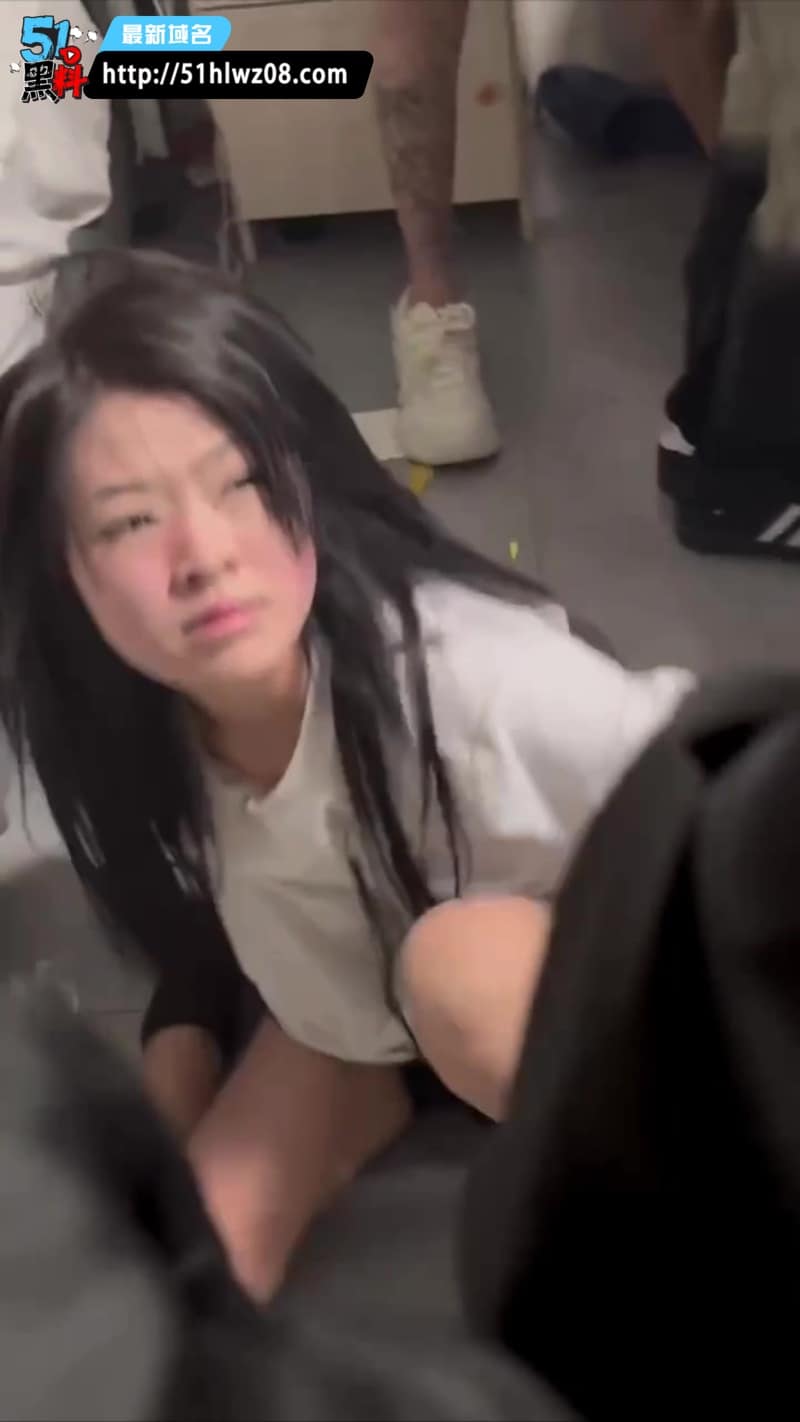 白T女孩被精神小妹霸凌丨看着挺清纯结果私下被扒裤子羞辱太狠了 猎奇