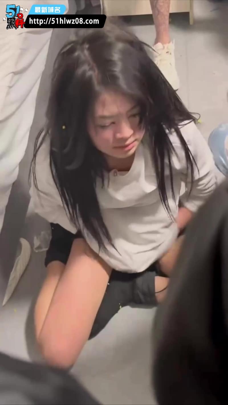 白T女孩被精神小妹霸凌丨看着挺清纯结果私下被扒裤子羞辱太狠了 网红