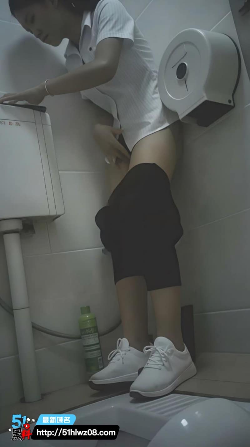 酒店实习经理女厕自慰被拍到黑丝褪到膝盖眼神迷离失控太顶 女厕反差