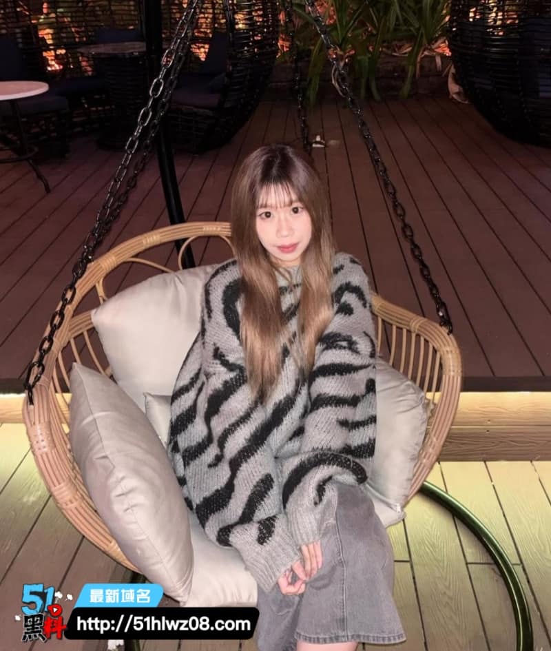 长发齐刘海甜美妹子私下这么野丨早期男友自拍露脸后入视频真顶 高颜值反差