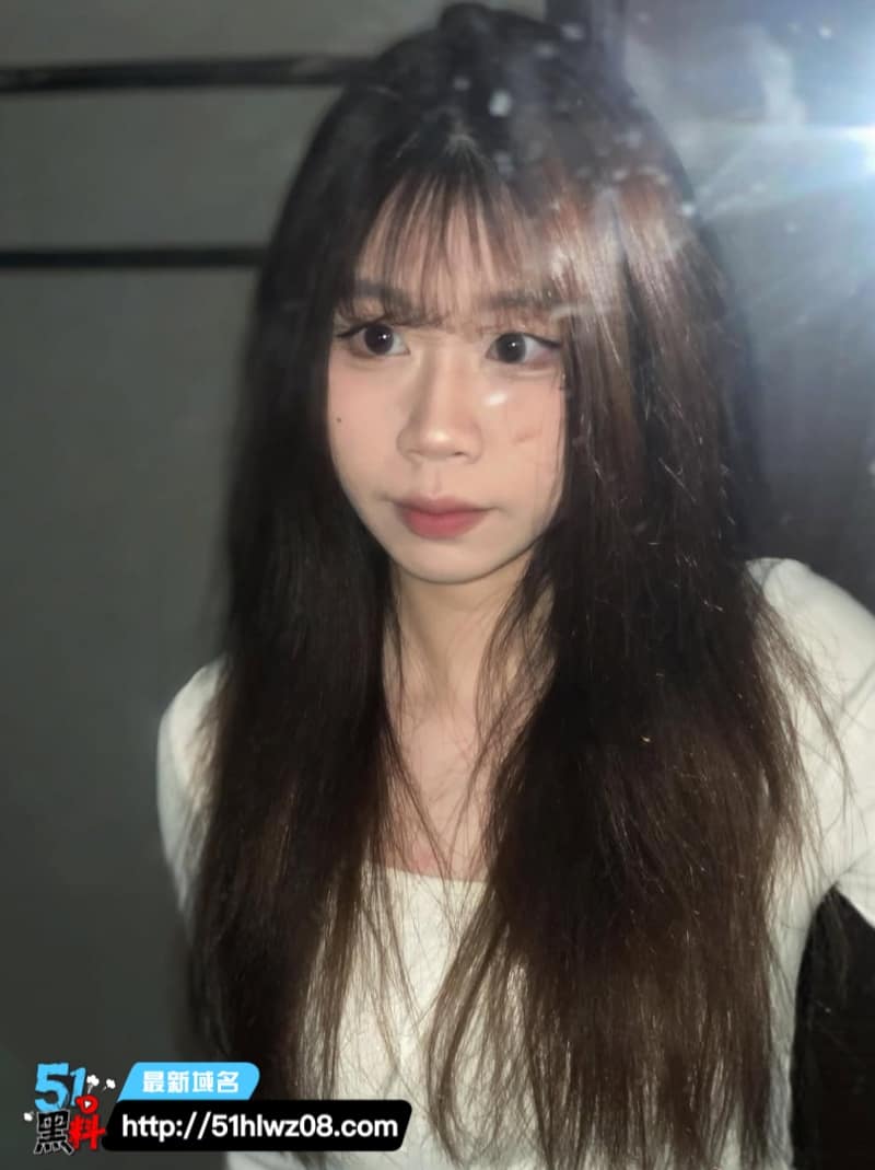 长发齐刘海甜美妹子私下这么野丨早期男友自拍露脸后入视频真顶 无套做爱