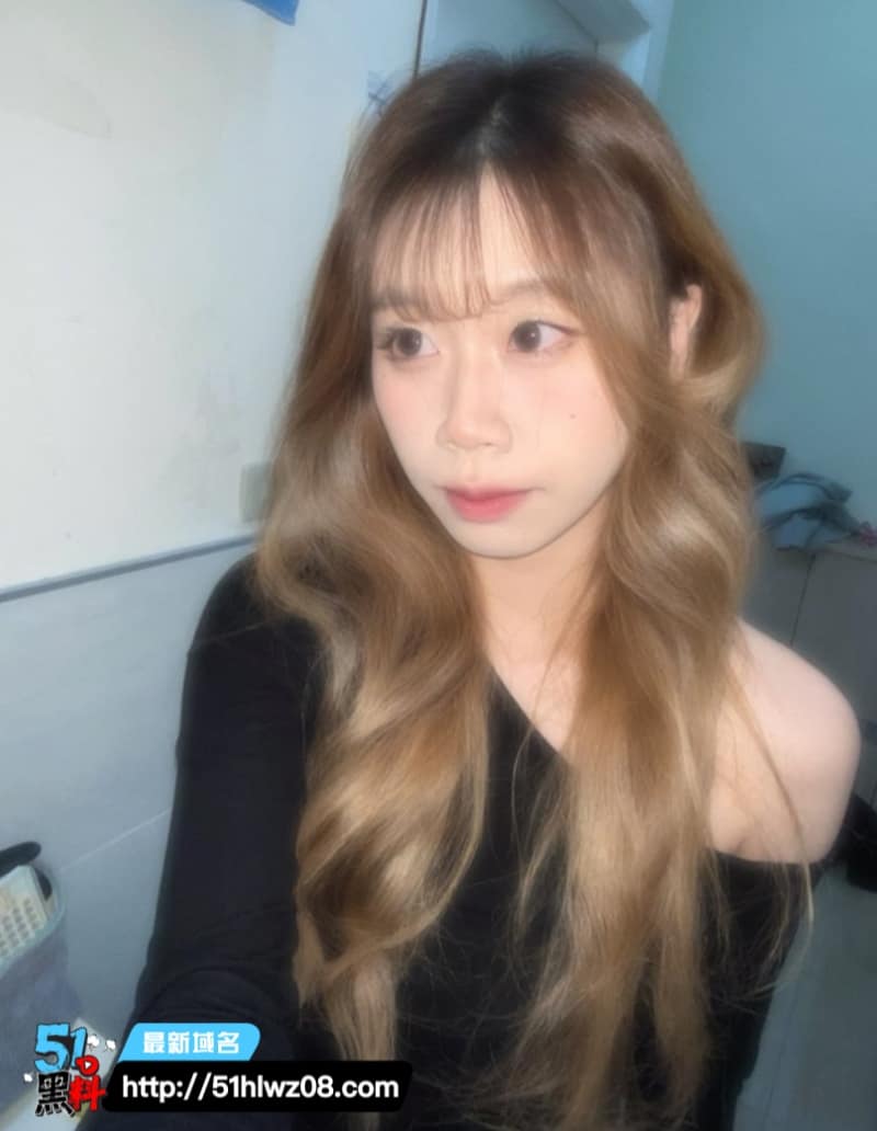 长发齐刘海甜美妹子私下这么野丨早期男友自拍露脸后入视频真顶 网红