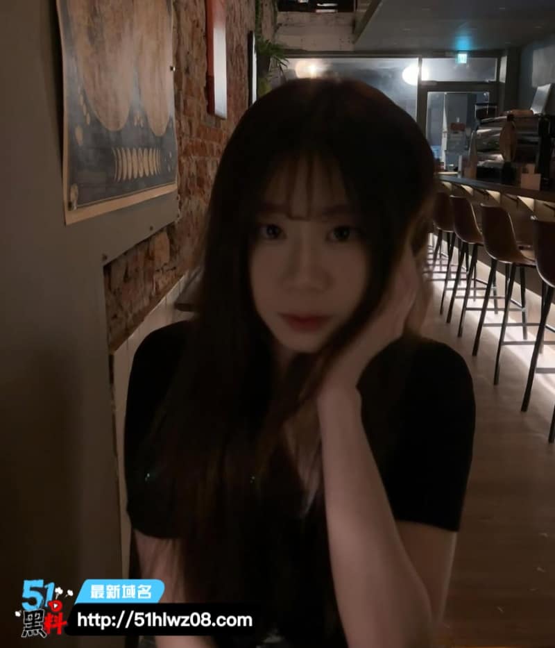 长发齐刘海甜美妹子私下这么野丨早期男友自拍露脸后入视频真顶 反差