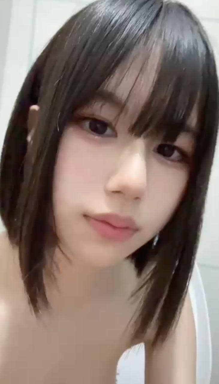 短发齐刘海清纯正妹被大神调教,这反差自拍揉胸我真没绷住 完整视频在线播放