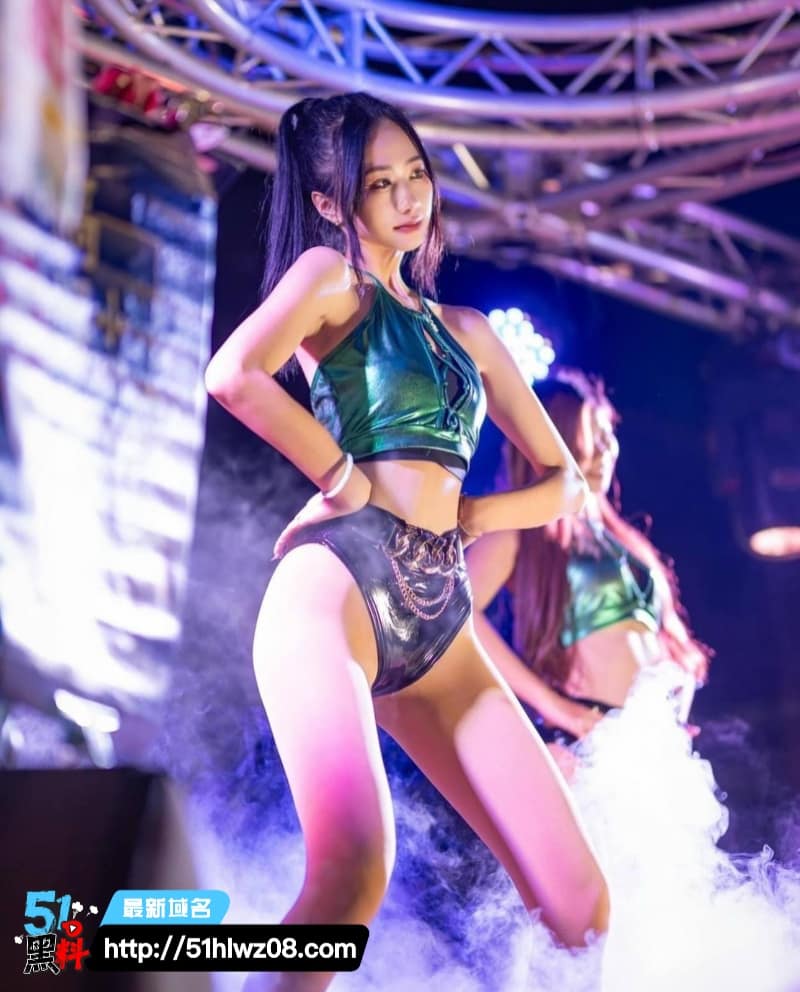 前模特大眼美女视频流出，酒店自拍内射反差太顶 反差福利
