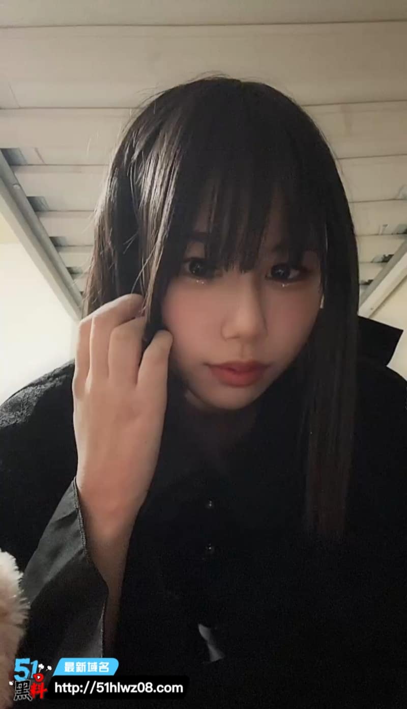 短发齐刘海清纯正妹被大神调教，这反差自拍揉胸我真没绷住