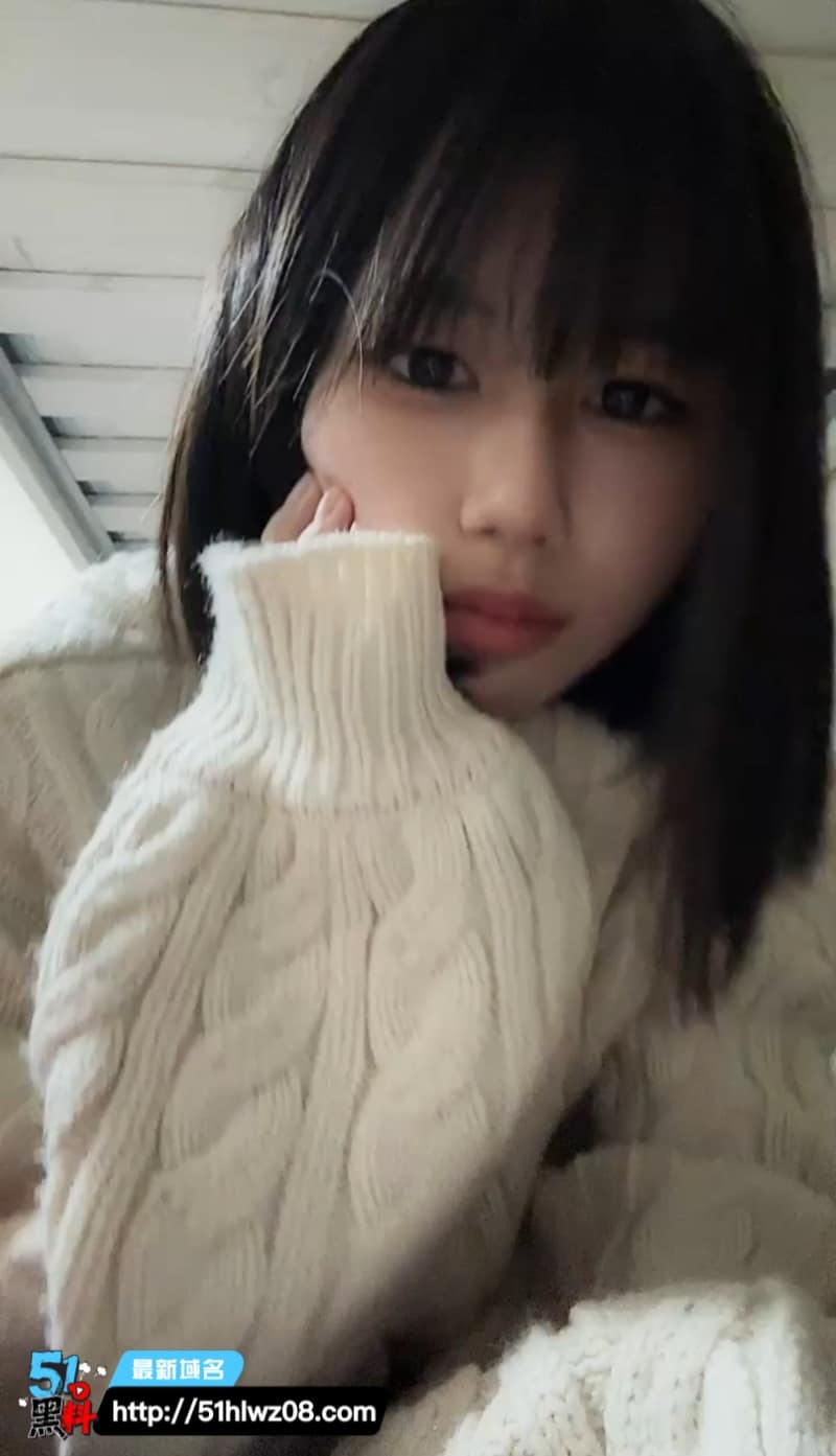 短发齐刘海清纯正妹被大神调教，这反差自拍揉胸我真没绷住 清纯反差