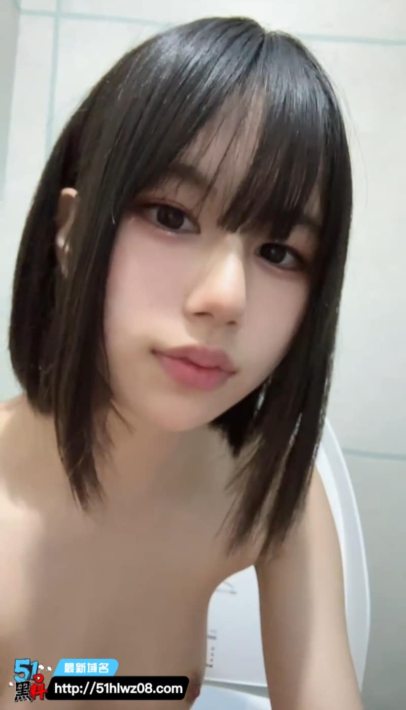 短发齐刘海清纯正妹被大神调教，这反差自拍揉胸我真没绷住 调教自拍
