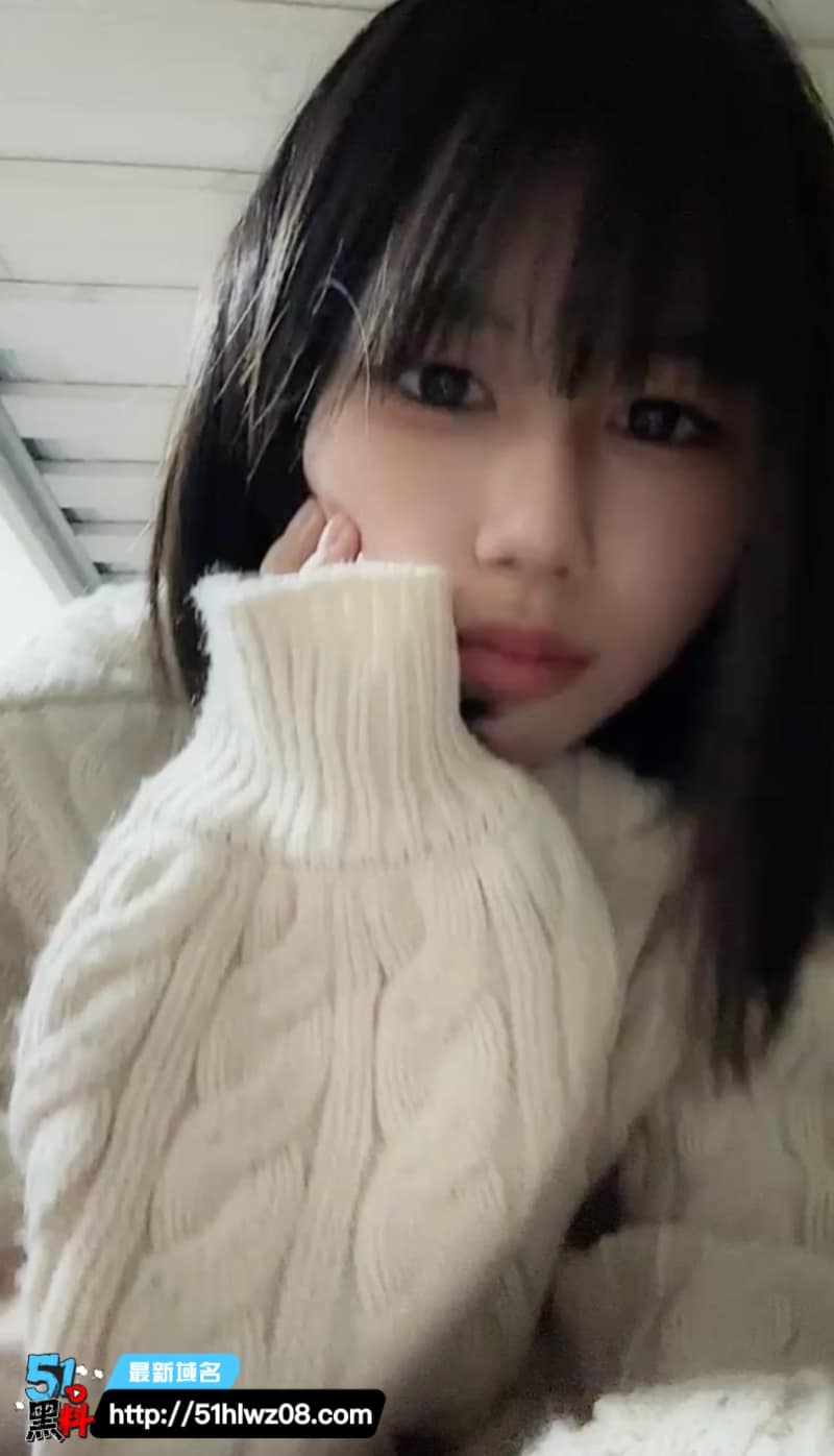 短发齐刘海清纯正妹被大神调教，这反差自拍揉胸我真没绷住 推特