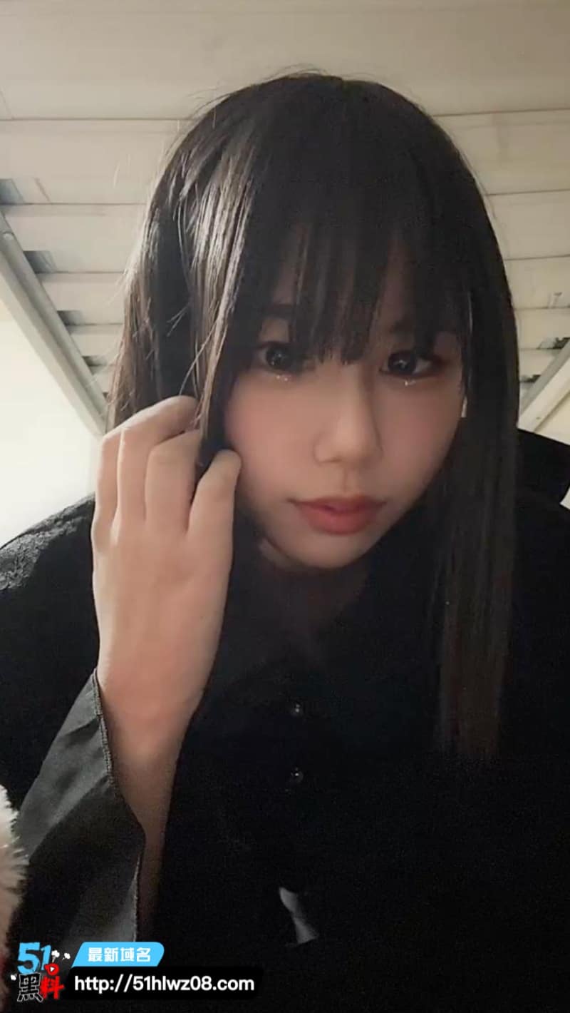 短发齐刘海清纯正妹被大神调教，这反差自拍揉胸我真没绷住 短发正妹