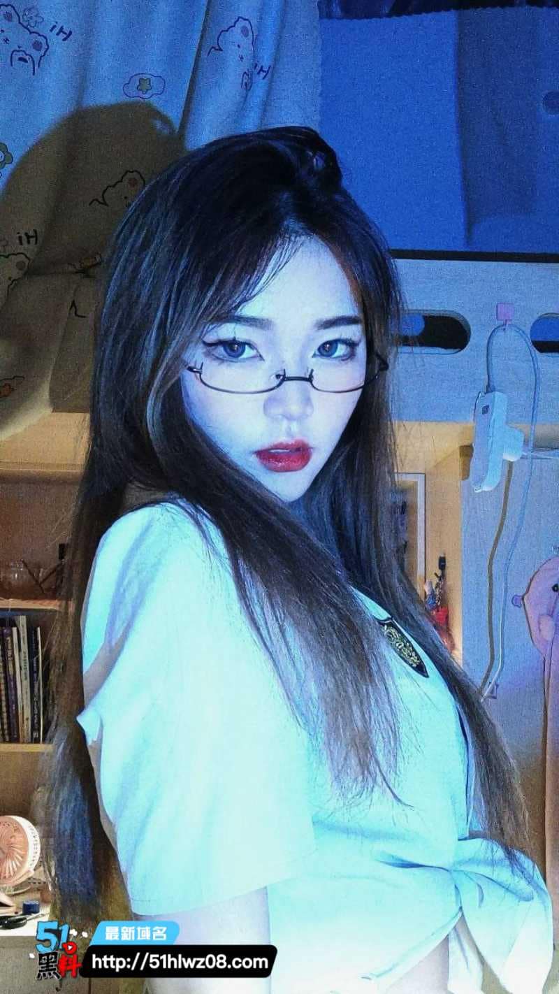 湖南信息学院街舞社这妹子也太顶了，骑在上面疯狂扭腰简直是榨精机器 榨精视频