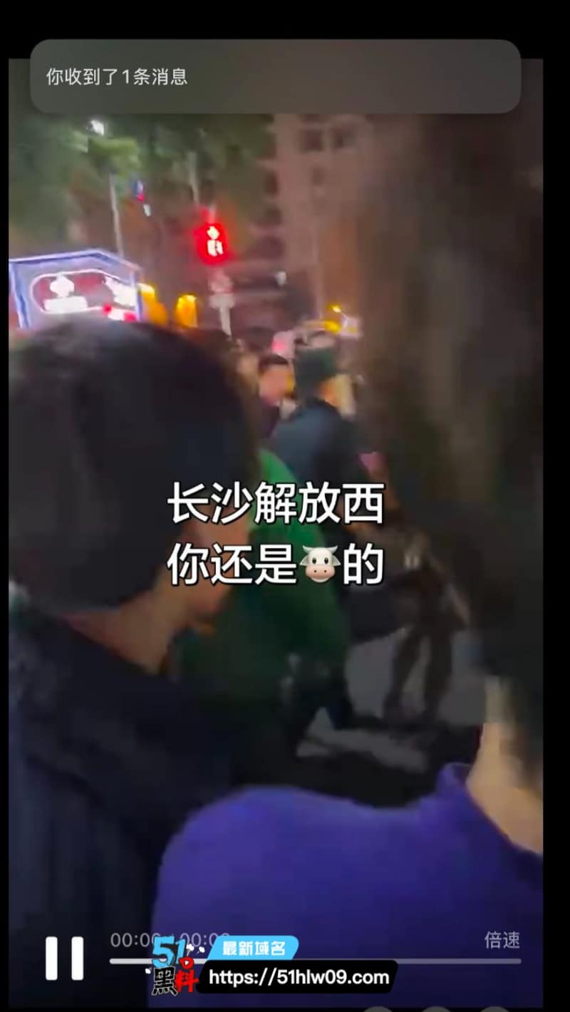 长沙解放西女子当街跪地吃鸡丨看着挺正经私下玩得这么野 美女吃鸡
