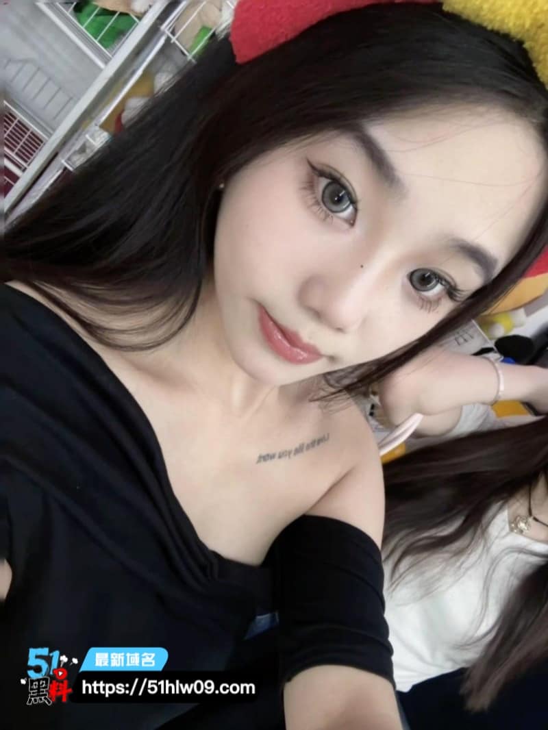 杨婉淇这波反差我真绷不住了，重庆高颜妹子舔得这么乖谁顶得住 黑丝足交