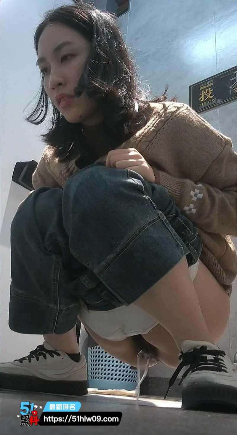 国产害羞妹子厕所尿尿实录丨粉裙白袜细节曝光这波尺度真顶 厕所偷拍