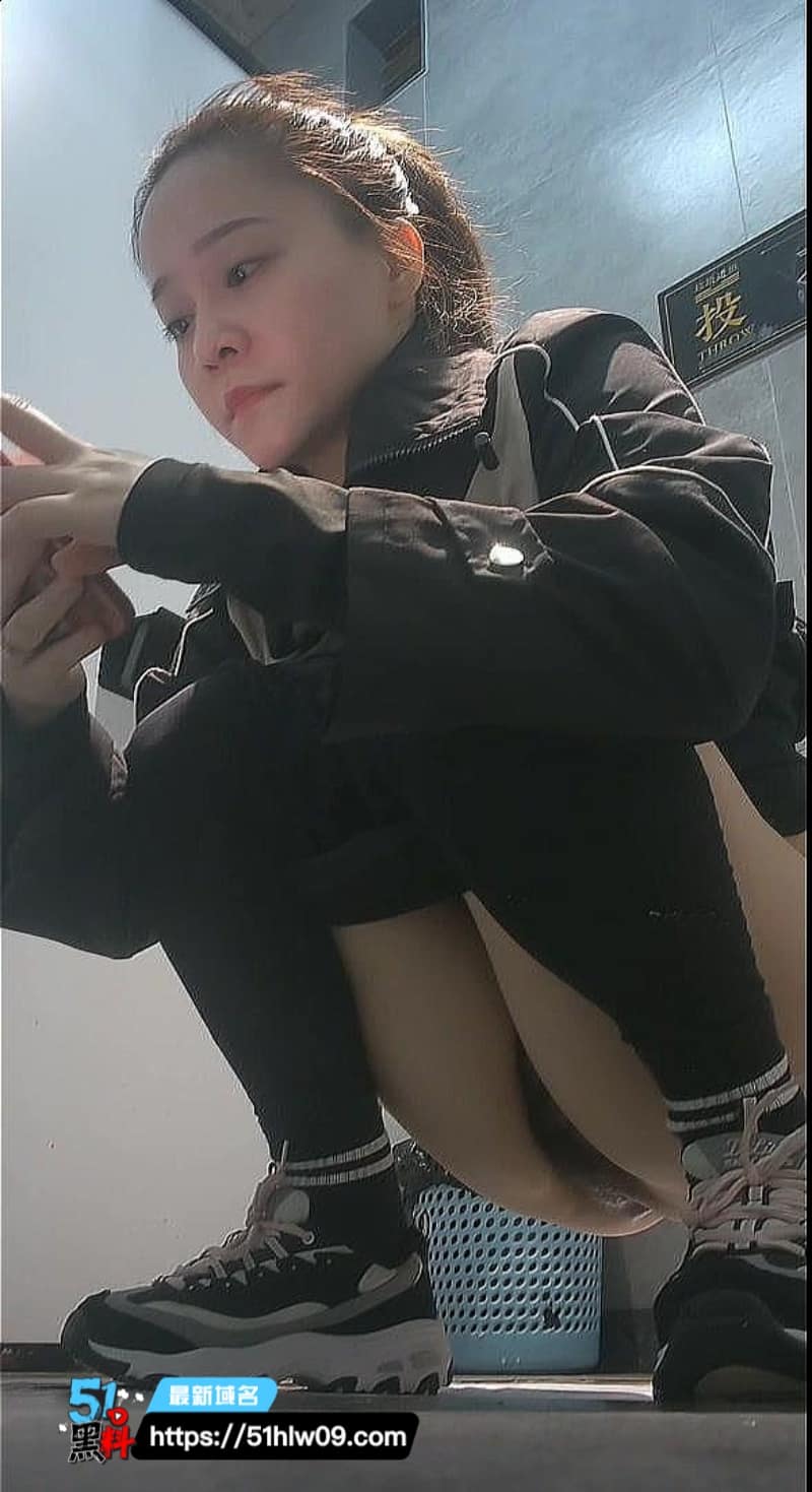 国产害羞妹子厕所尿尿实录丨粉裙白袜细节曝光这波尺度真顶 反差
