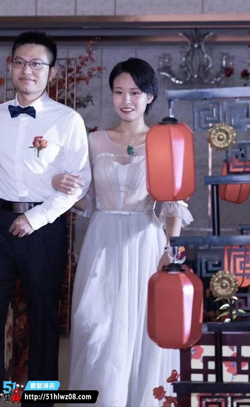 长沙女教师唐莫五一广场火锅店当众跪舔口交把老公绿到社死 当众口交