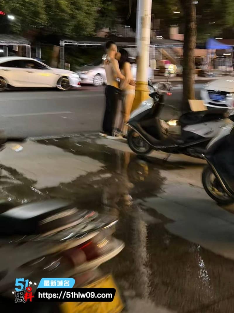 醉酒女当街脱光奶子晃荡被男的按在栏杆野战路人手机闪光灯拍爆了