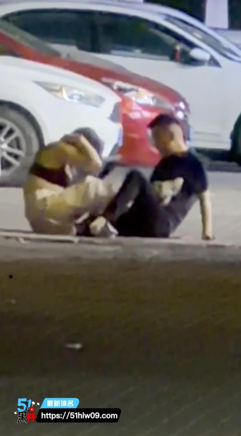 醉酒女当街脱光奶子晃荡被男的按在栏杆野战路人手机闪光灯拍爆了 当街脱衣