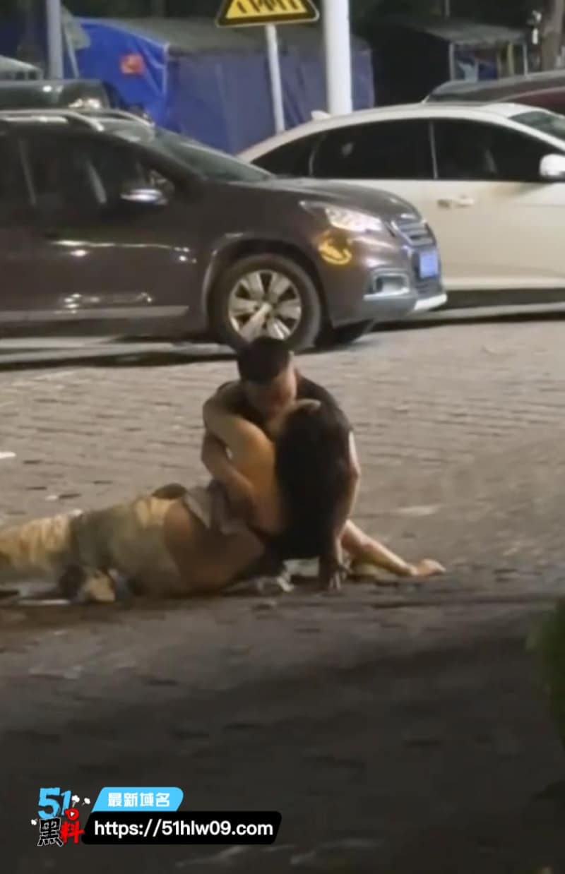 醉酒女当街脱光奶子晃荡被男的按在栏杆野战路人手机闪光灯拍爆了 福利爆料