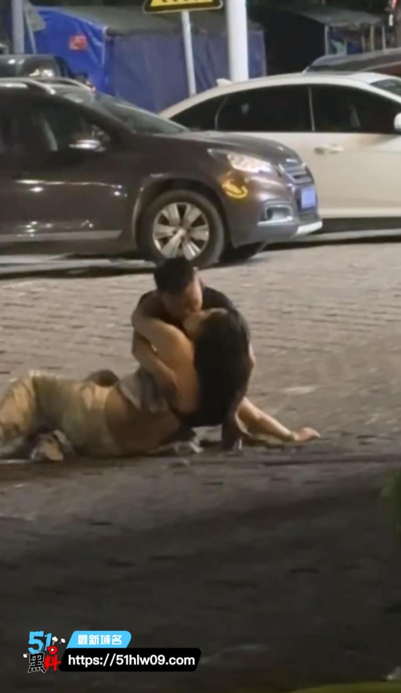 醉酒女当街脱光奶子晃荡被男的按在栏杆野战路人手机闪光灯拍爆了 街头实拍