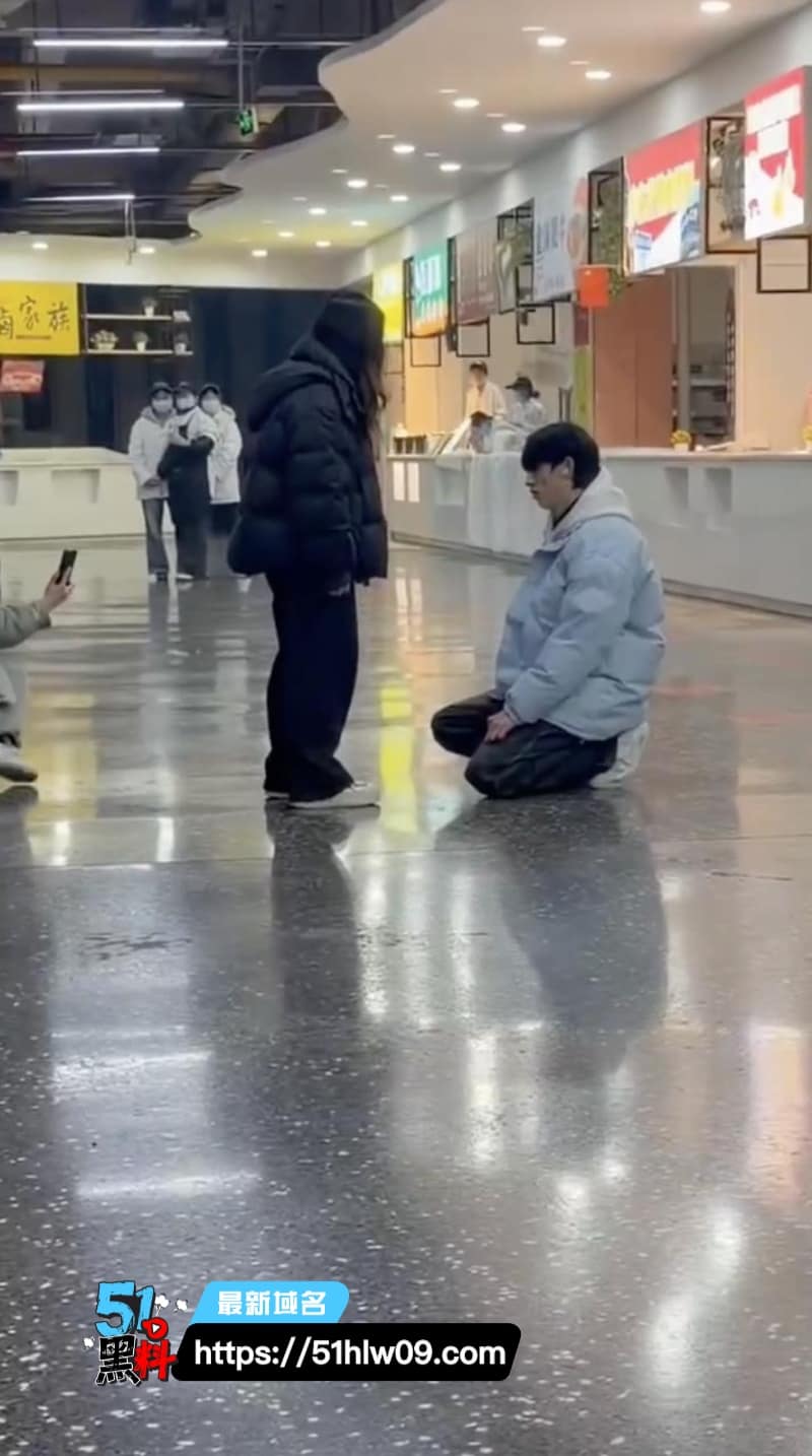 长江艺术工程职业学院下跪男爆料丨看着挺正经私下竟同时撩同舍三人 黑料