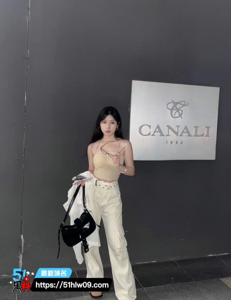 抖音甜妹直播间冷场，刷个华子约出见面的反差太绝 网红实拍
