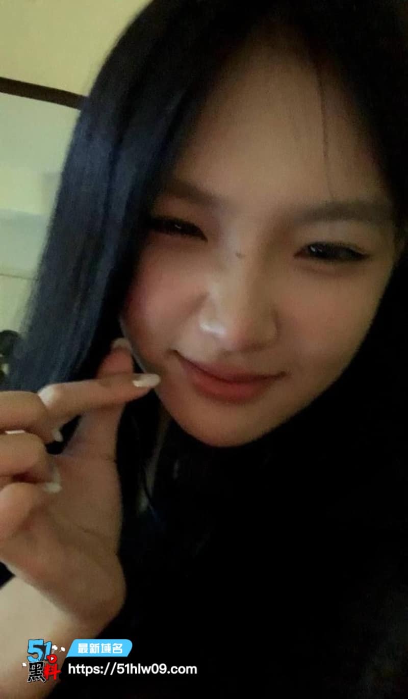 李娅清伴游反差实录白天巴黎街头摆拍晚上酒店跪趴榨精 巴黎旅游