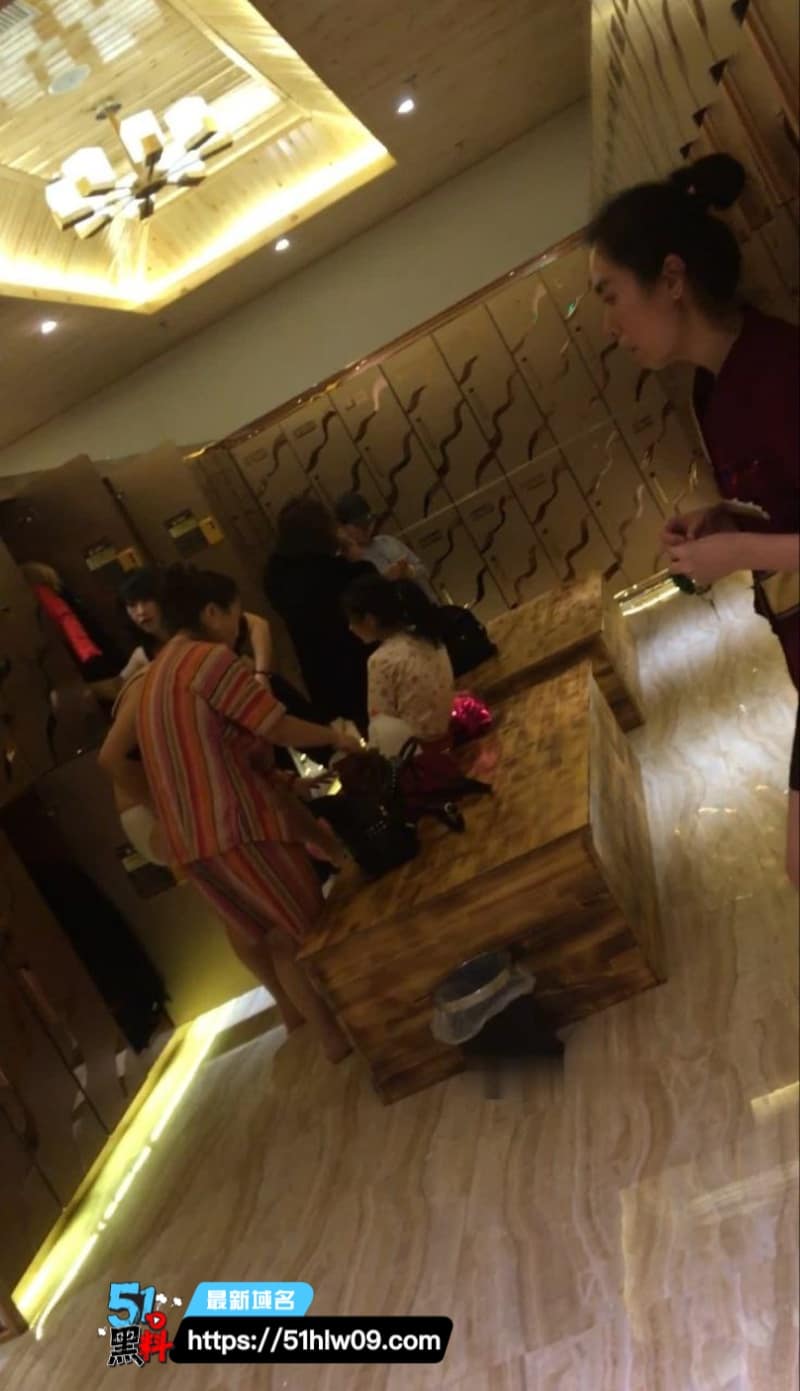 温泉酒店换衣室偷拍丨看着端庄的贵妇私下这么敢露
