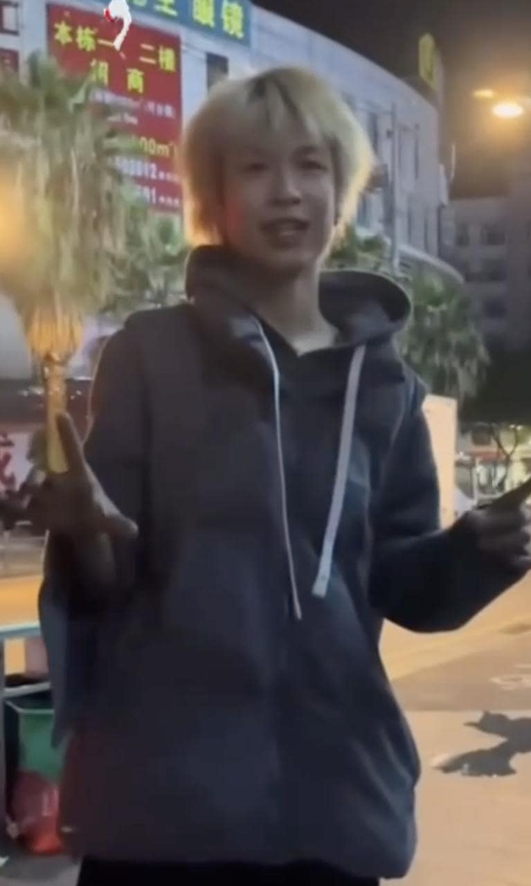 小灿哥整蛊流浪汉这波操作太绝了,为了红真是什么下三滥手段都用 完整视频在线播放