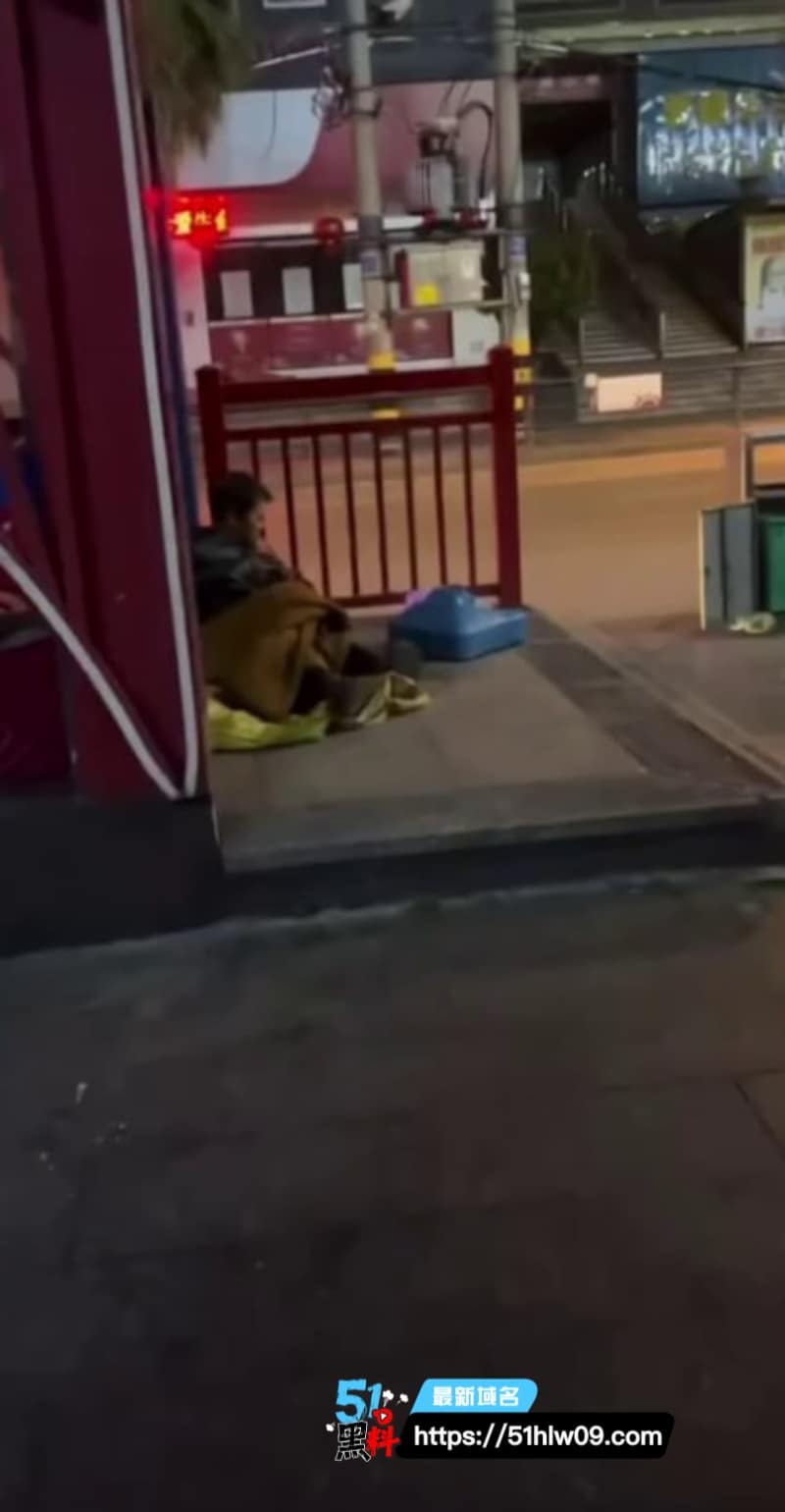 小灿哥整蛊流浪汉这波操作太绝了，为了红真是什么下三滥手段都用 抖音低俗视频