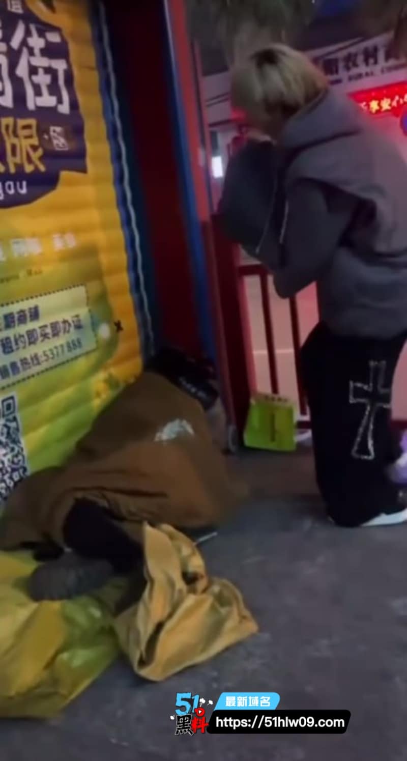 小灿哥整蛊流浪汉这波操作太绝了，为了红真是什么下三滥手段都用 网红