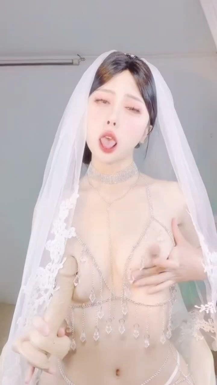 蘸点蜜桃酱这波婚纱自慰太顶了，假屌狂插喷汁直接失神 完整视频在线播放