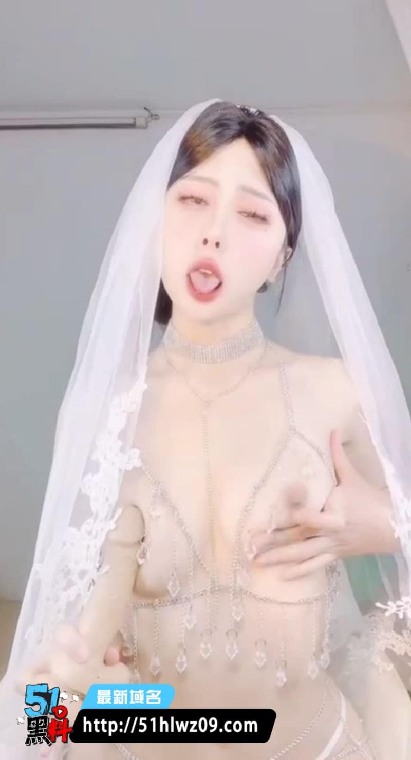 蘸点蜜桃酱这波婚纱自慰太顶了，假屌狂插喷汁直接失神 假屌喷汁