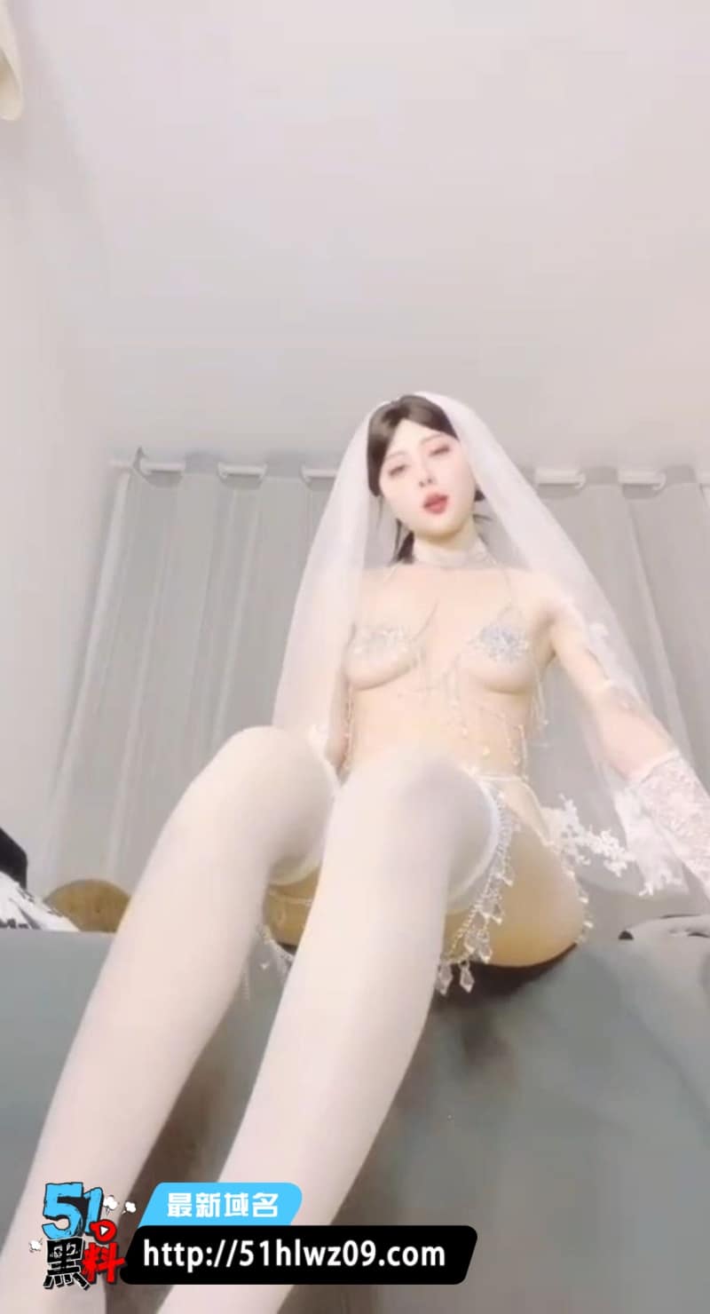 蘸点蜜桃酱这波婚纱自慰太顶了，假屌狂插喷汁直接失神 网红