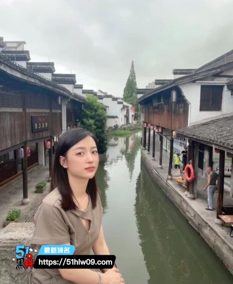 亿润集团美女白领陪睡领导深喉到翻白眼黑丝豹纹内衣太顶了 深喉视频