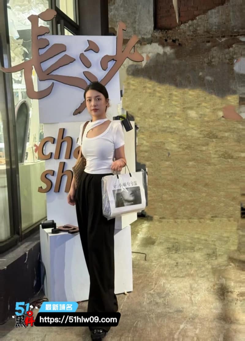 亿润集团美女白领陪睡领导深喉到翻白眼黑丝豹纹内衣太顶了 职场爆料
