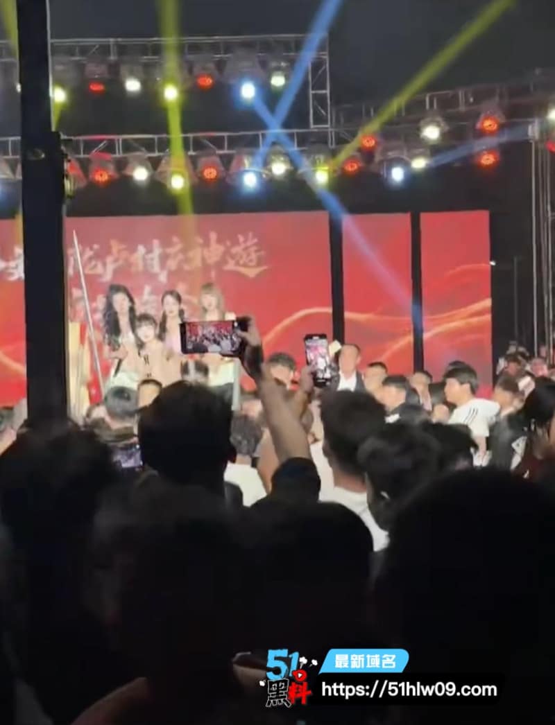 悦影女团村晚跳舞突然撕逼打架，扯头发骂街这场面我是真没绷住 潮州斗文