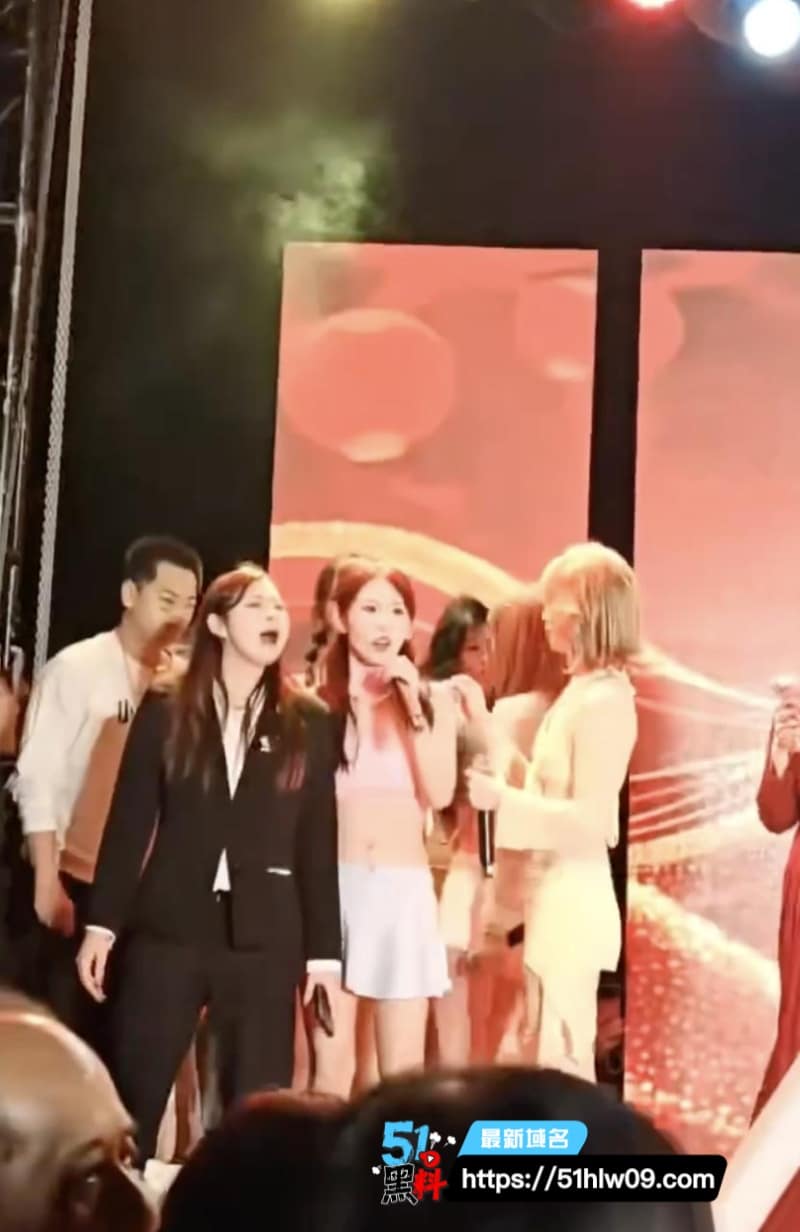 悦影女团村晚跳舞突然撕逼打架，扯头发骂街这场面我是真没绷住 舞台事故
