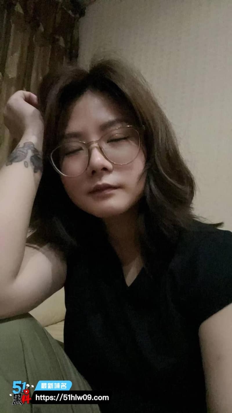 重庆少妇刚结婚就出轨健身教练，私下被猛男顶到浪叫喷水 酒店私密视频