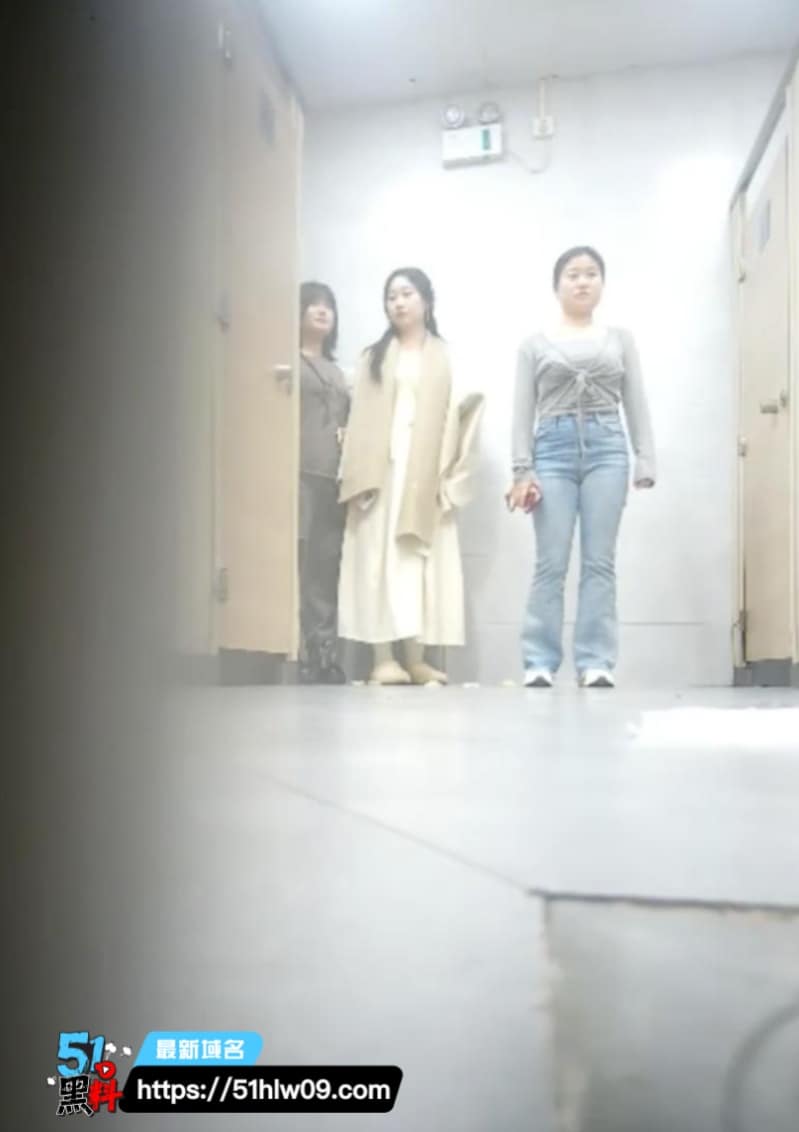 女厕双视角高清偷拍，吊带黑丝美腿配上放尿细节太顶 极品美腿