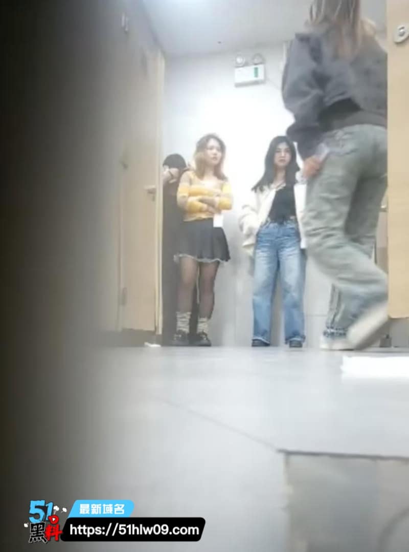 女厕双视角高清偷拍，吊带黑丝美腿配上放尿细节太顶 高清黑料
