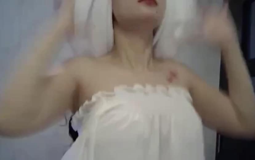 双面镜偷拍美女洗澡换衣高清实录美乳晃动骚穴完全暴露 完整视频在线播放