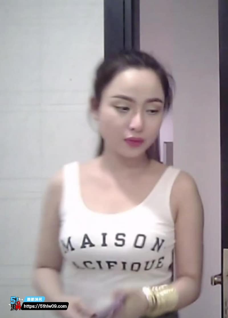 双面镜偷拍美女洗澡换衣高清实录美乳晃动骚穴完全暴露 更衣间爆料
